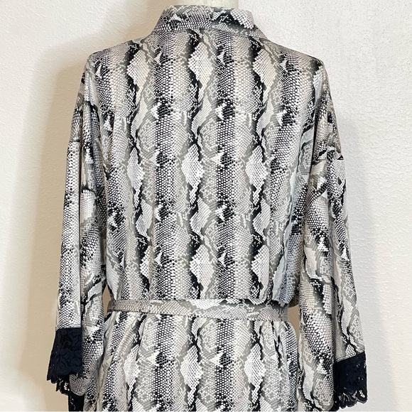 Torrid Snake Print Robe Size 2 - Picture 11 of 16